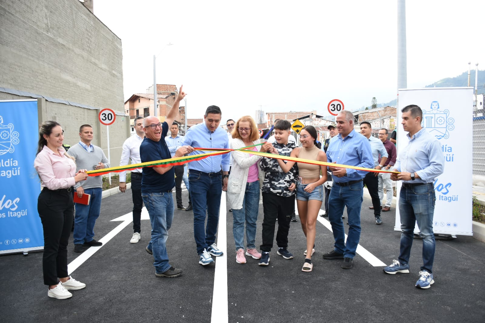 Habitantes de tres barrios de Itagüí estrenan vía, hoy realizaron la apertura - Itagüí Hoy | Noticias de Itagüí