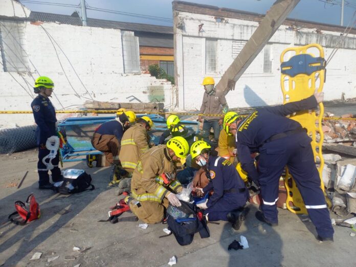 Dos obreros heridos deja el colapso parcial de estructura en demolición