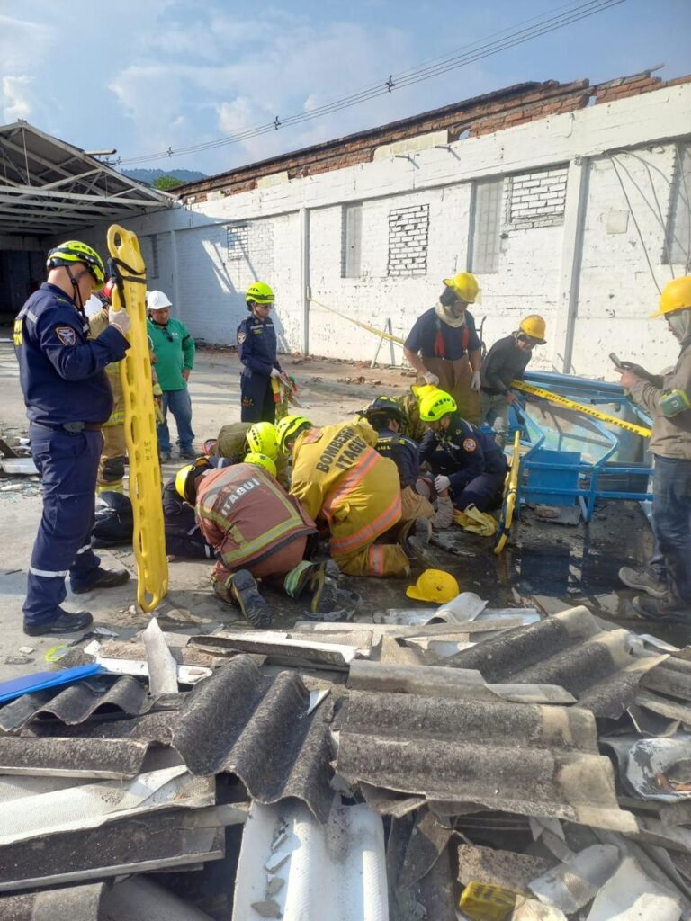 Dos obreros heridos deja el colapso parcial de estructura en demolición