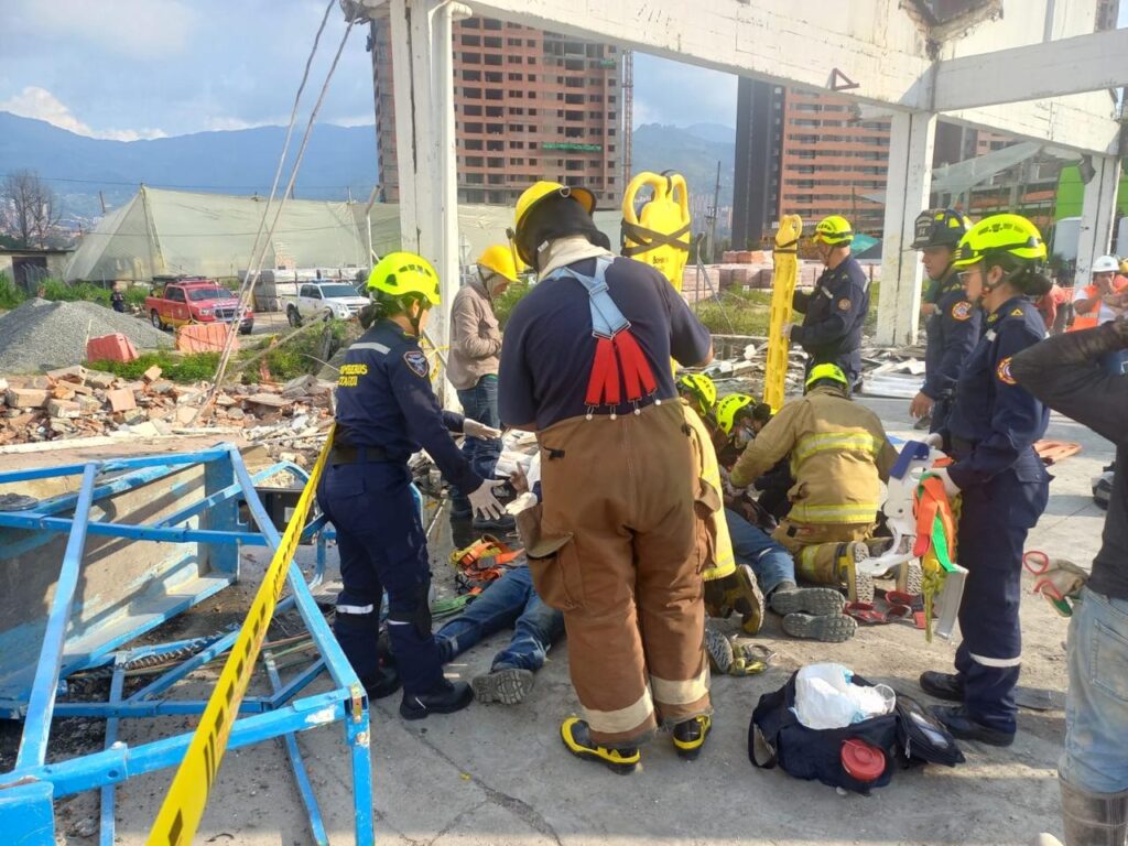 Dos obreros heridos deja el colapso parcial de estructura en demolición