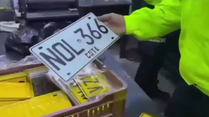 Desmantelan en Itagüí taller clandestino de placas falsas: 10 capturados y más de 500 incautadas
